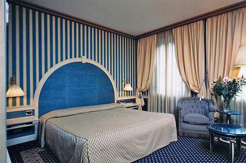 Hotel Auriga Милано Стая снимка